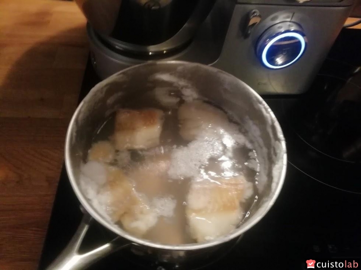 Le poisson est poché dans de l'eau bouillante