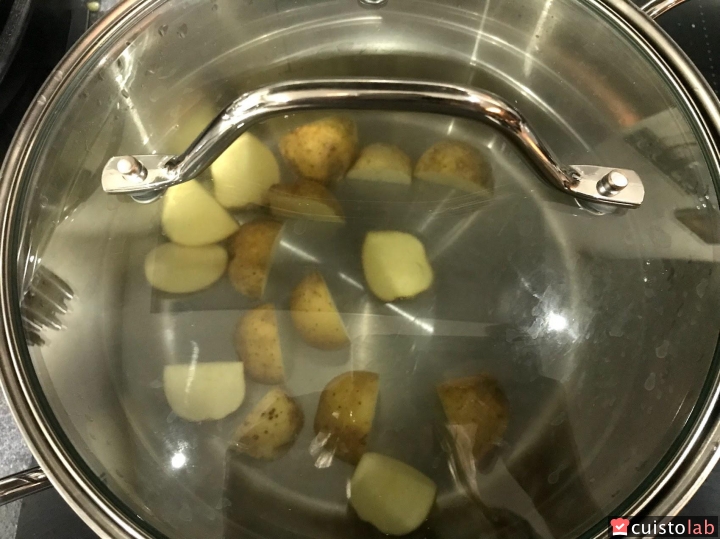 Les pommes de terre dans la casserole