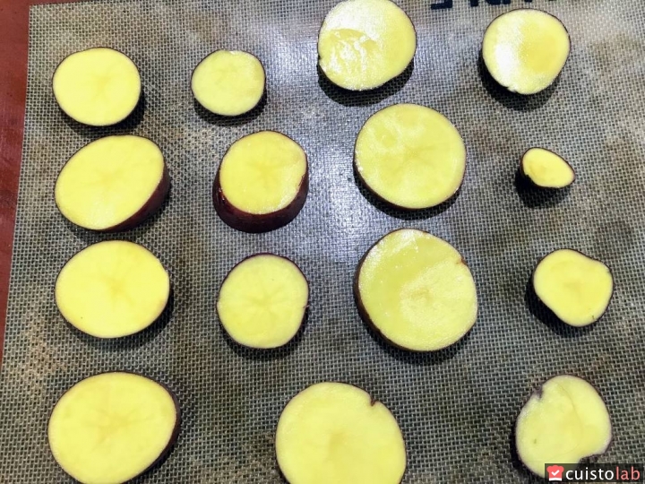 Les pommes de terre coupées en morceaux