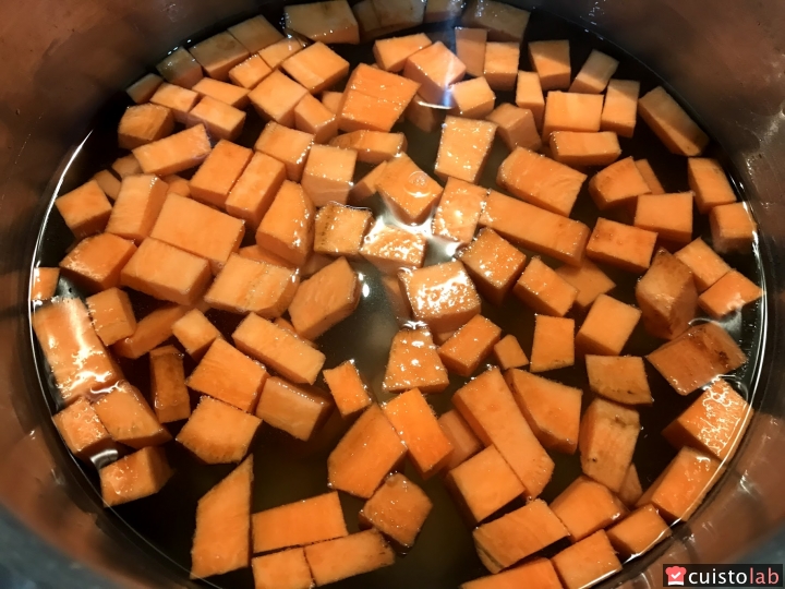 La patate douce et la pomme de terre dans la casserole