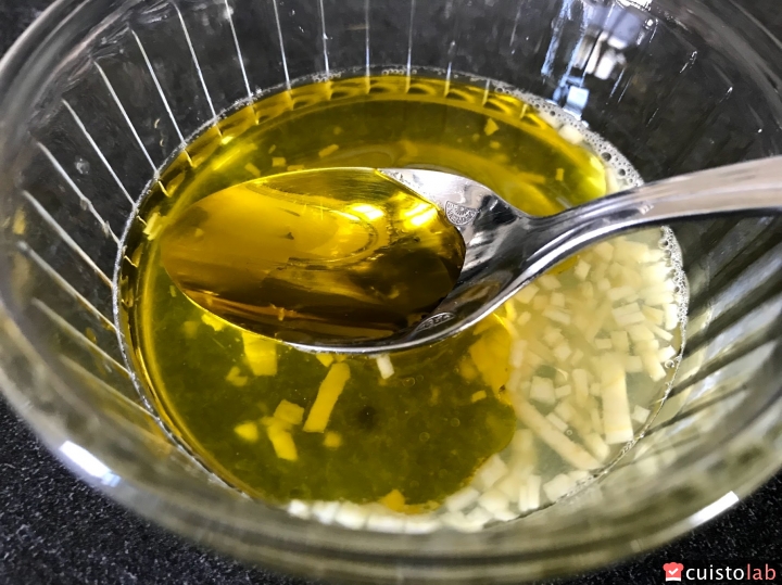 La vinaigrette avec l'ail, le citron et l'huile d'olive