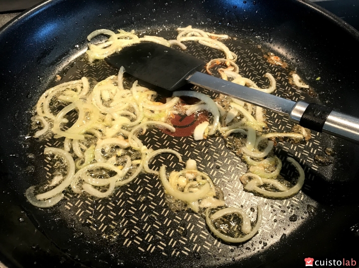 Les oignons caramélisent dans la poêle