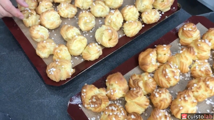 Les deux fournées de chouquettes. Les plus brunes sont celles réalisées avec le Cooking Chef