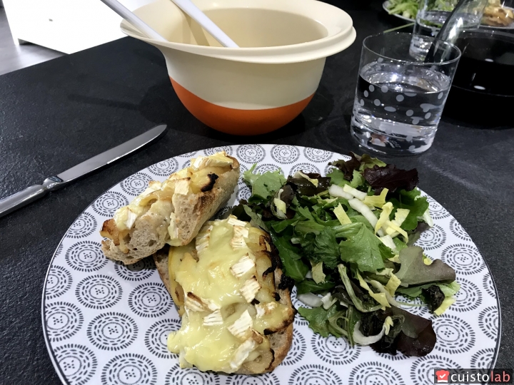 Mes tartines pomme et camembert à table