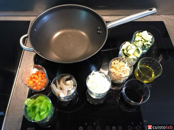 Un wok, des légumes, des crevettes, c'est parti pour la recette