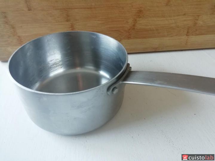 Une casserole en aluminium