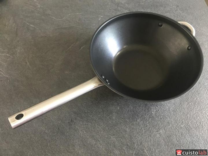 Un wok Inox avec revêtement anti-adhésif