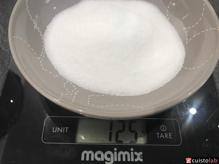 125g de sucre pesés sur la balance Magimix