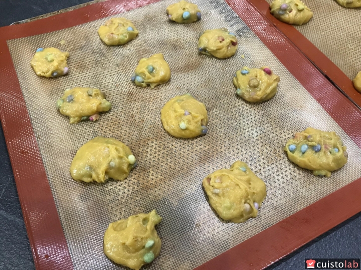 On forme des petits tas de pâtes