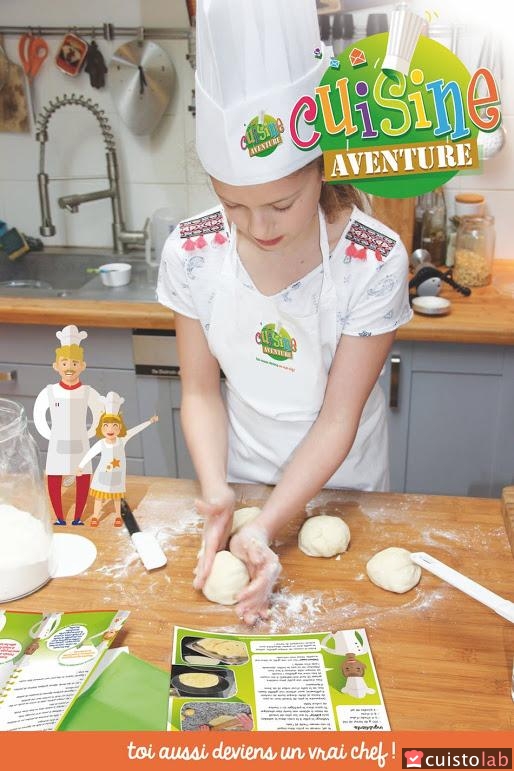 L'enfant s'amuse comme un chef en cuisine