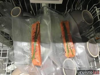 Je place mes pavés de poisson sous-vide dans le lave-vaisselle