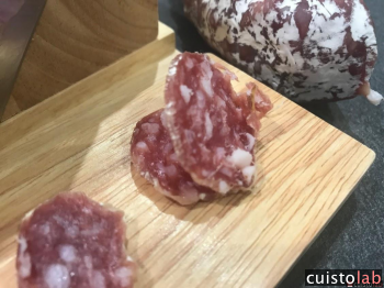 Des tranches de saucisson déchirées sur le bas