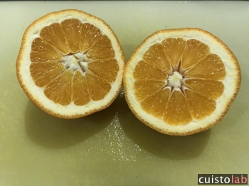 Les orange coupées en deux