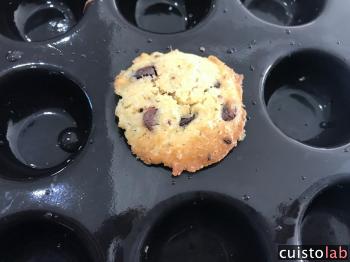 Un mini cookie de nouveau dans le moule avec le chocolat en dessous