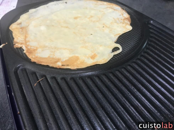 La plaque gril avec l'emplacement pour une crêpe de 24 cm