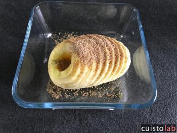 La pomme coupée dans un plat avec le sucre vanillé