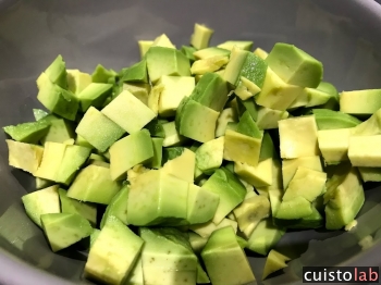 On coupe l'avocat en dès de 1cm