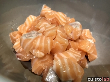On le coupe en dès de 1 cm