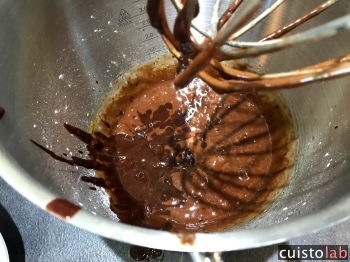 On mélange le chocolat à la préparation