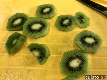 Le kiwi coupé en lames