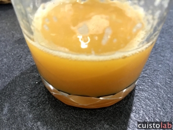 Le jus d'orange récupéré dans l'extracteur
