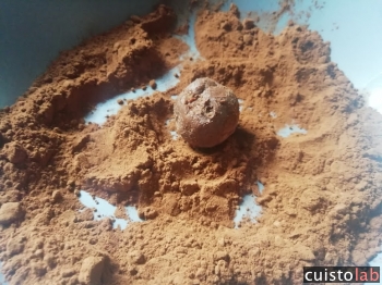 On modèle de petites boules qu'on passe dans le cacao