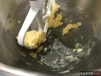 Le beurre ramolli dans la cuve