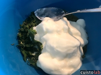 La menthe et le yaourt dans le bol