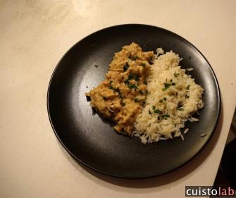 Dans l'assiette, avec un peu de ciboulette et le riz basmati