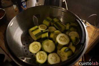 Les courgettes cuisent dans le panier vapeur