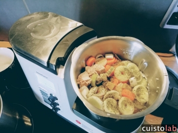 On ajoute les légumes, le bouillon et la viande