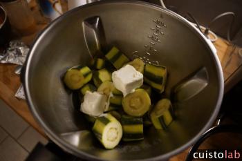 Je place les courgettes cuites dans la cuve avec le fromage, du sel et du poivre