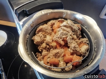 On met la viande et les légumes dans le panier