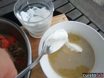 On mélange la crème fraîche au bouillon