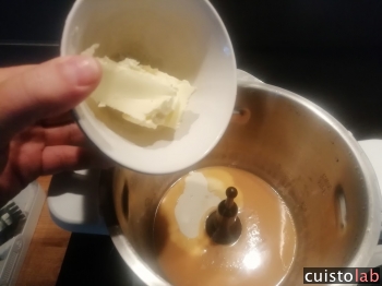 On verse le reste de beurre et de crème