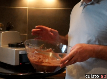 La mousse est prête. Elle doit aller au réfrigérateur au moins deux heures !