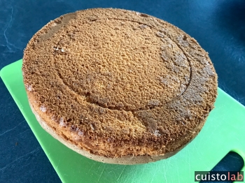 Le gâteau, on coupe la base pour qu'il soit bien plat