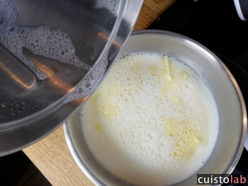 Le beurre va fondre avec le lait chaud