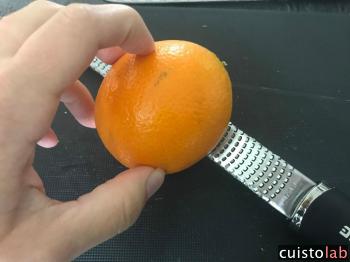 Je zeste l'orange avec la râpe Microplane
