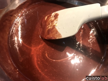 Le chocolat fond au bain-marie