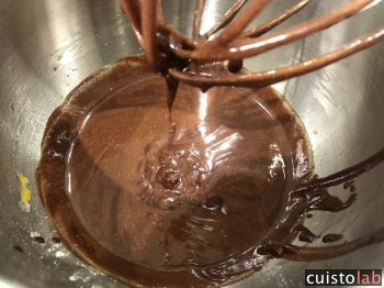 On ajoute le chocolat à la préparation du Cakounet