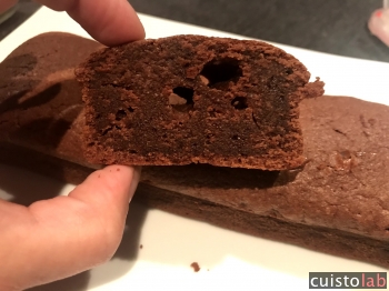 Une tranche de Cakounet chocolat