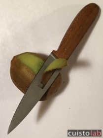 Il épluche les kiwi