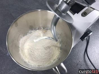 Sur un robot pâtissier, le crochet pétrin exécute un mouvement planétaire