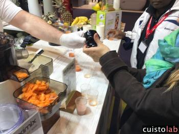 Mathilde demande à voir la vis qui permet l'écrasement des légumes