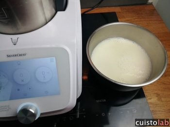 On met de côté le lait chaud