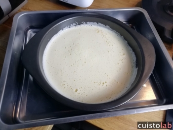 On verse le mélange dans un plat au bain-marie