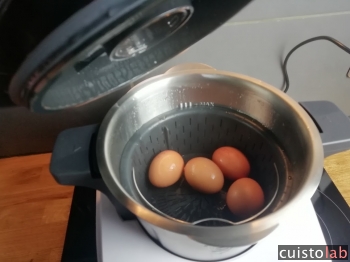 Les oeufs à la coque dans le panier cuisson