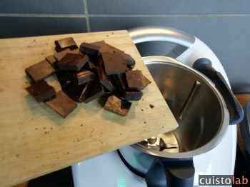 Le chocolat coupé en morceaux