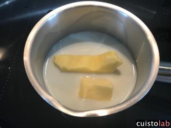 Le beurre fond dans la casserole avec l'eau et le lait